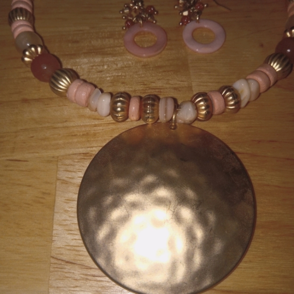 Beautiful necklace and earrings set, pink and peach color realistic faux stone - Picture 3 of 10